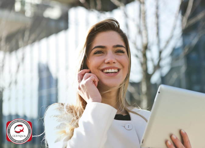 Frau am Telefon freut ich über Weiterbildung mit Bildungsgutschein mit MeinNow